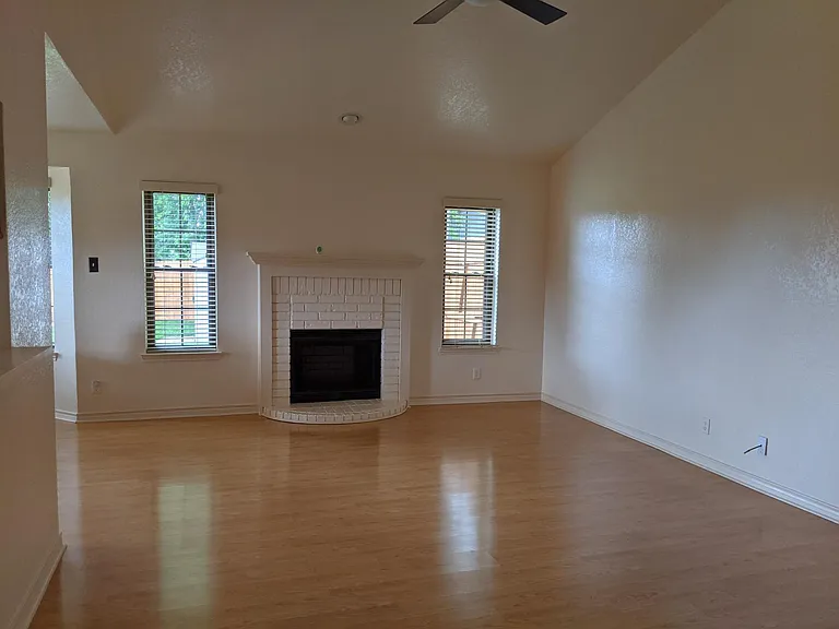 1301 Stratford Dr — Photo 2