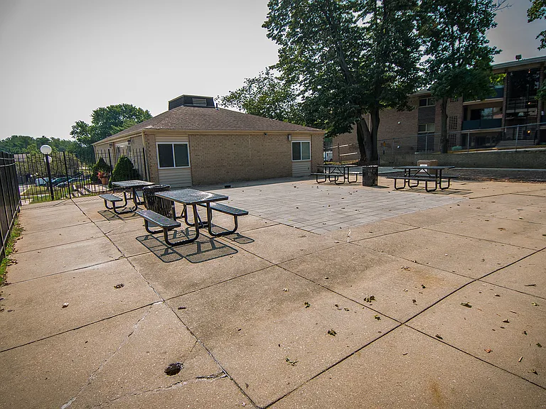 Maplewood Villas Apartments Picnic Area 37