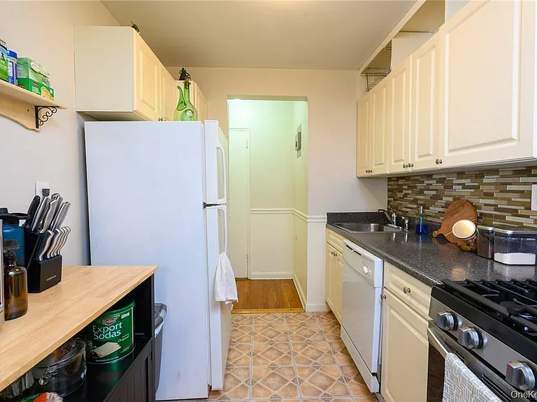 4 Sadore Ln #3J — Photo 9