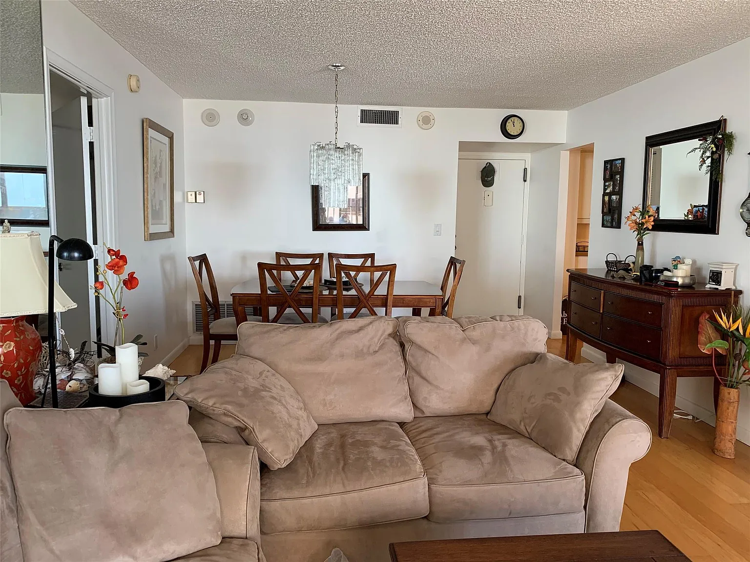 2 bed, 2.0 bath, 933 sqft, $4,200 — Photo 3