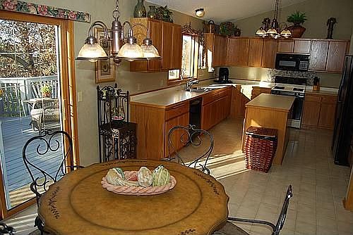 Large kitchen w/ walk-in pantry, center island, desk and loads of storage