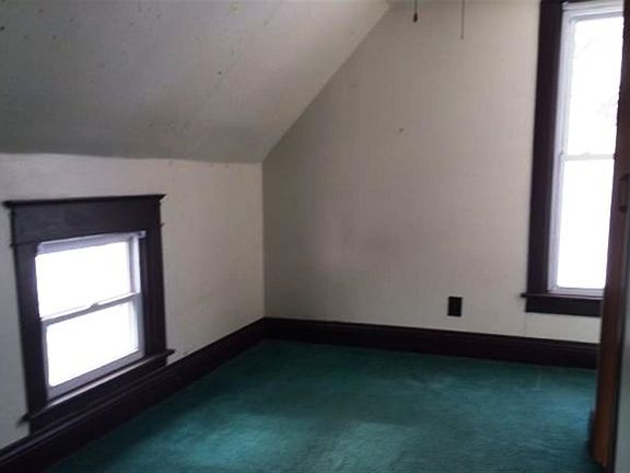5th image of 806 E Lusher Ave