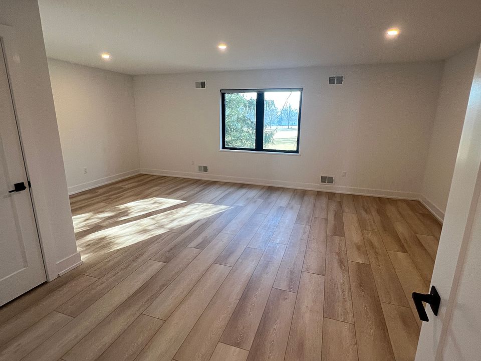 Large bonus room at entry level.