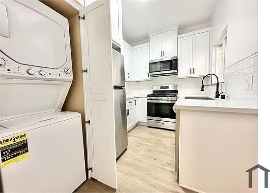 3rd image of 1412 W 10th Pl APT 1