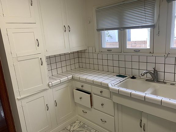 3rd image of 3320 Norh Mountain View Dr