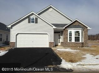 64 Eagle Ridge Cir, Lakewood, NJ 08701