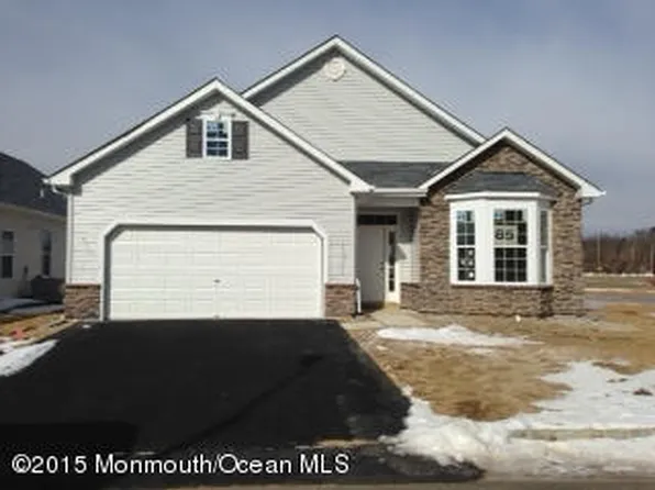 64 Eagle Ridge Cir, Lakewood, NJ 08701