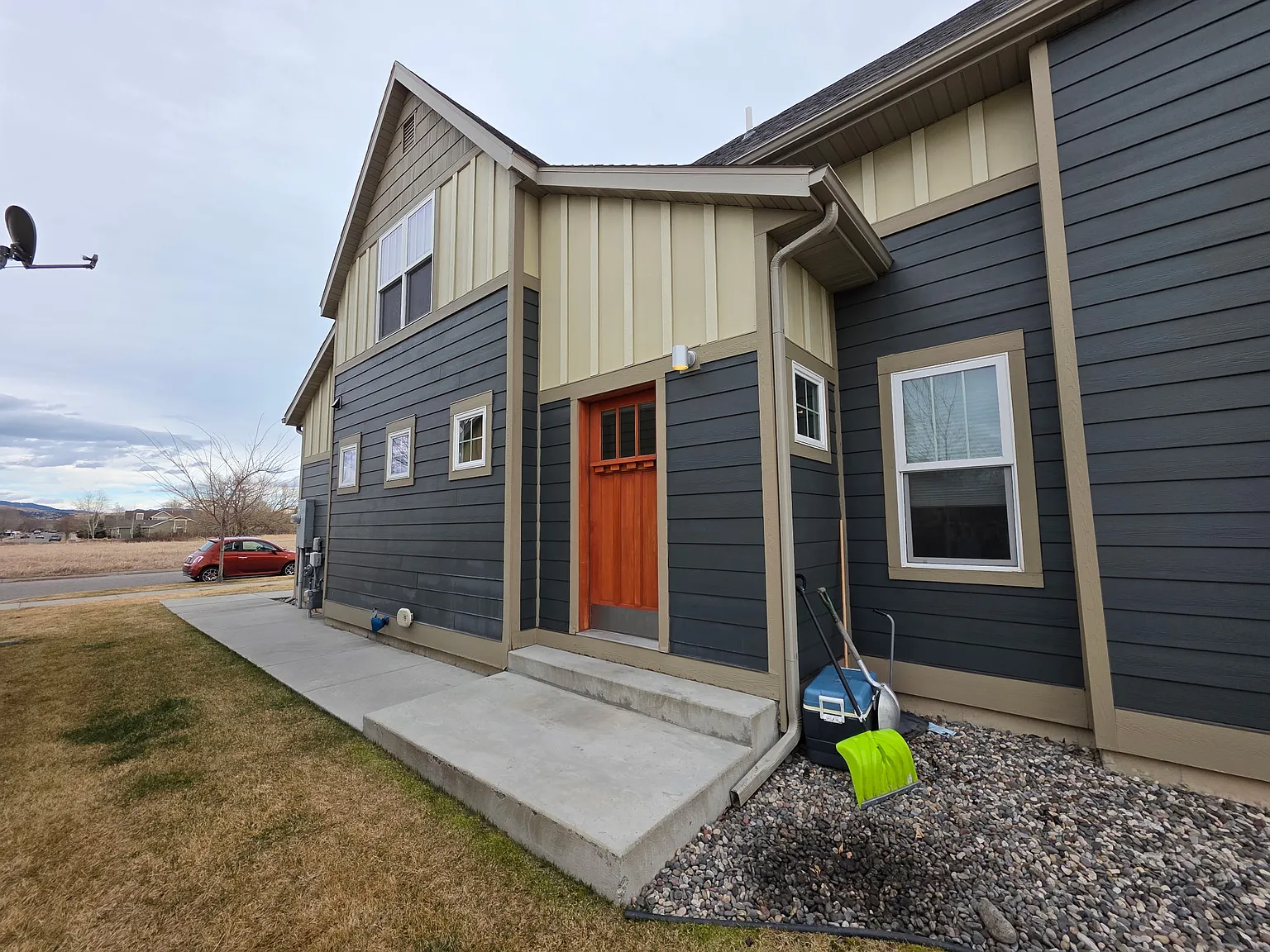 4 bed, 2.5 bath, 2060 sqft, $1,050 — Photo 2