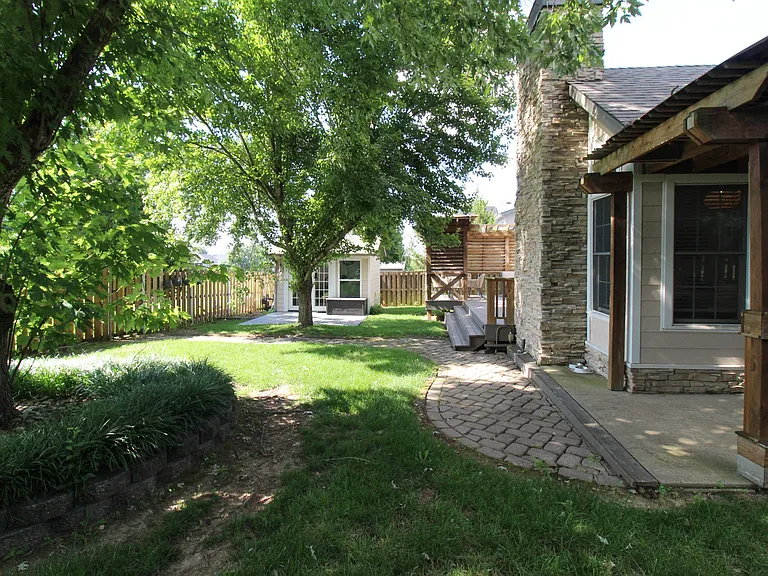 1401 NE Dysart Woods Ln — Photo 42
