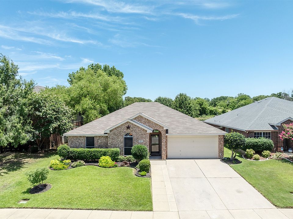 1st image of 907 Hidden Lake Dr