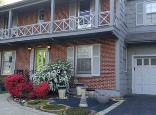 7906 Cambridge St, Prairie Village, KS 66208