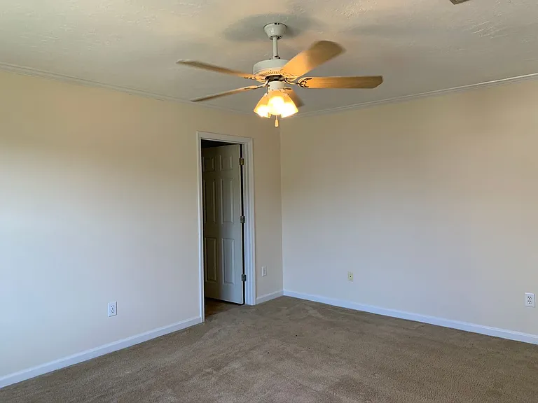225 Taylor Cir — Photo 17
