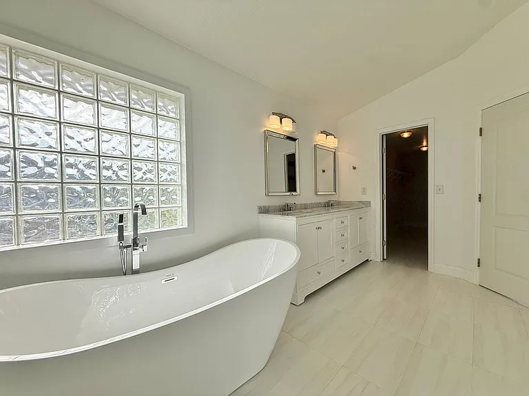 11400 Lovers Ln — Photo 15