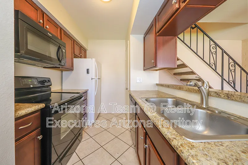 2 bed, 1.0 bath, 934 sqft, $1,350 — Photo 4