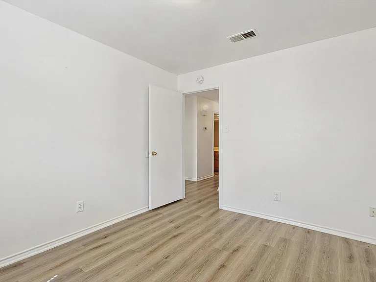 5137 Shoregate Dr — Photo 4