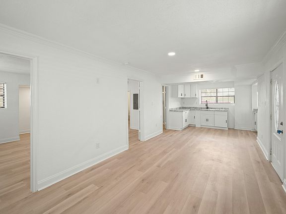 5th image of 928 Ferry Rd #102