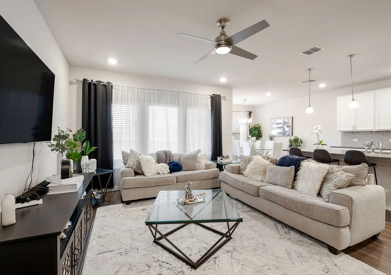 Move in Special! $400 off First Full Month's Rent! — Photo 4