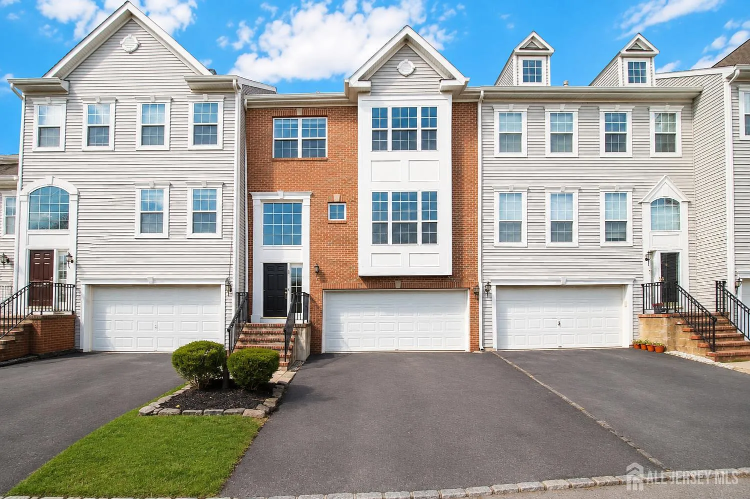 4 bed, 4.0 bath, 2152 sqft, $4,200 — Photo 3