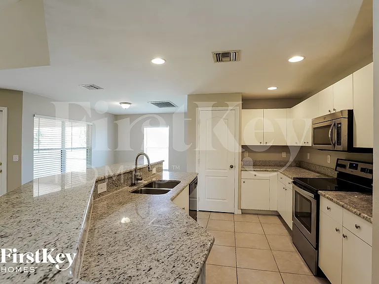 1002 NE 33rd Ln — Photo 6