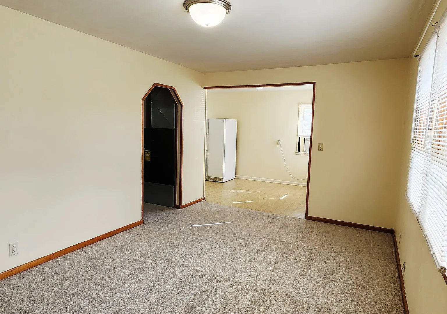 Centrally Located One Bedroom House For Rent — Photo 3