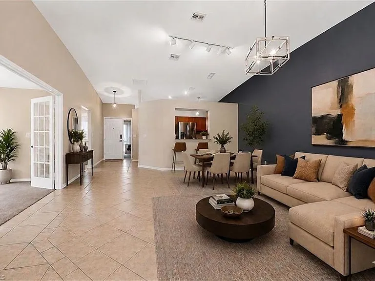 430 Saint Andrews Blvd #6 — Photo 2