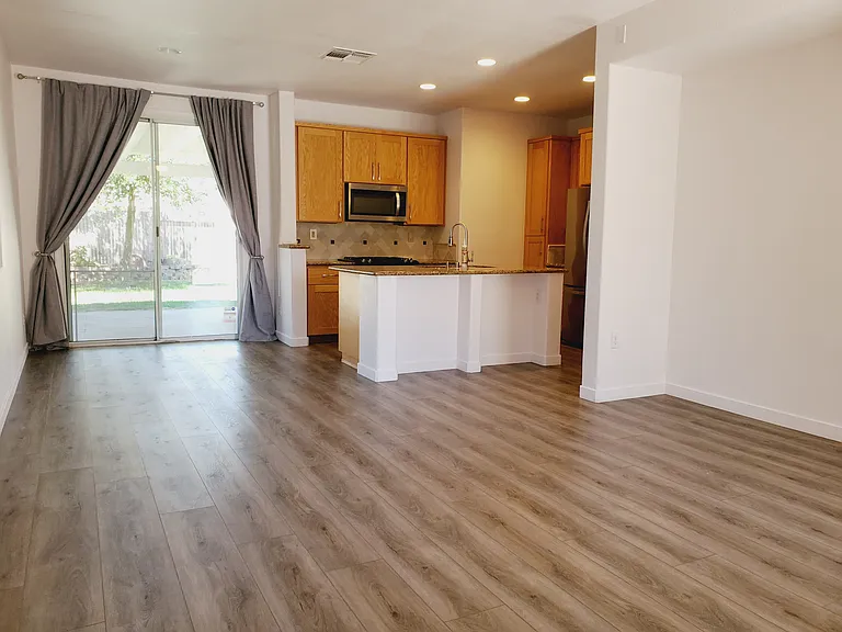 3070 Hawaii Ct — Photo 3