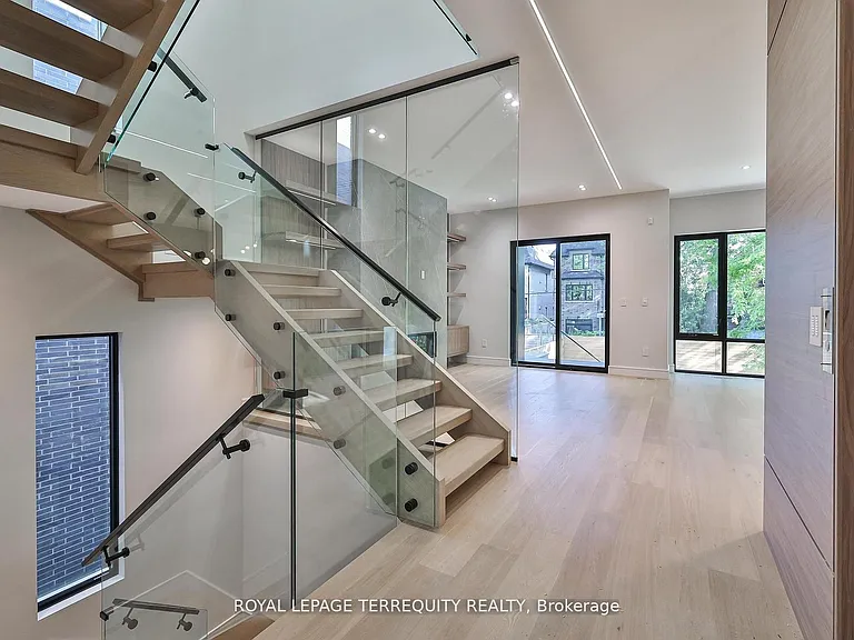 741 Woburn Ave — Photo 4