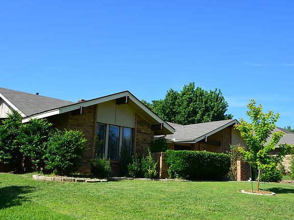 2nd image of 1922 Sussex Dr