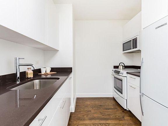 3rd image of 212 W 91st St APT 523