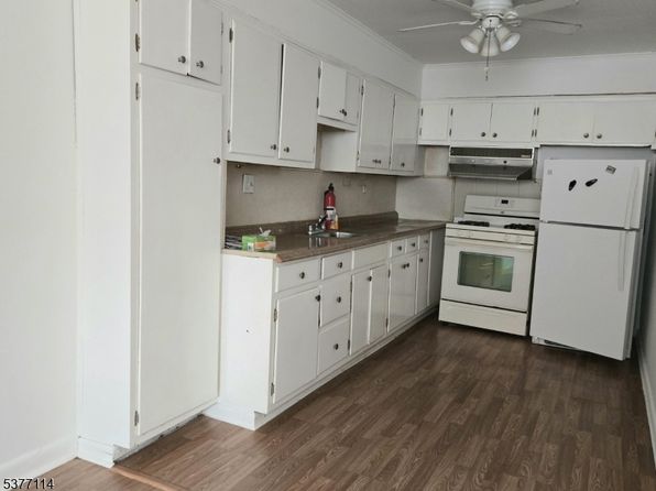 305 Green Ave FLOOR 1