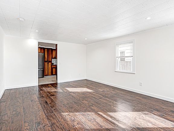 4th image of 212 East Ave
