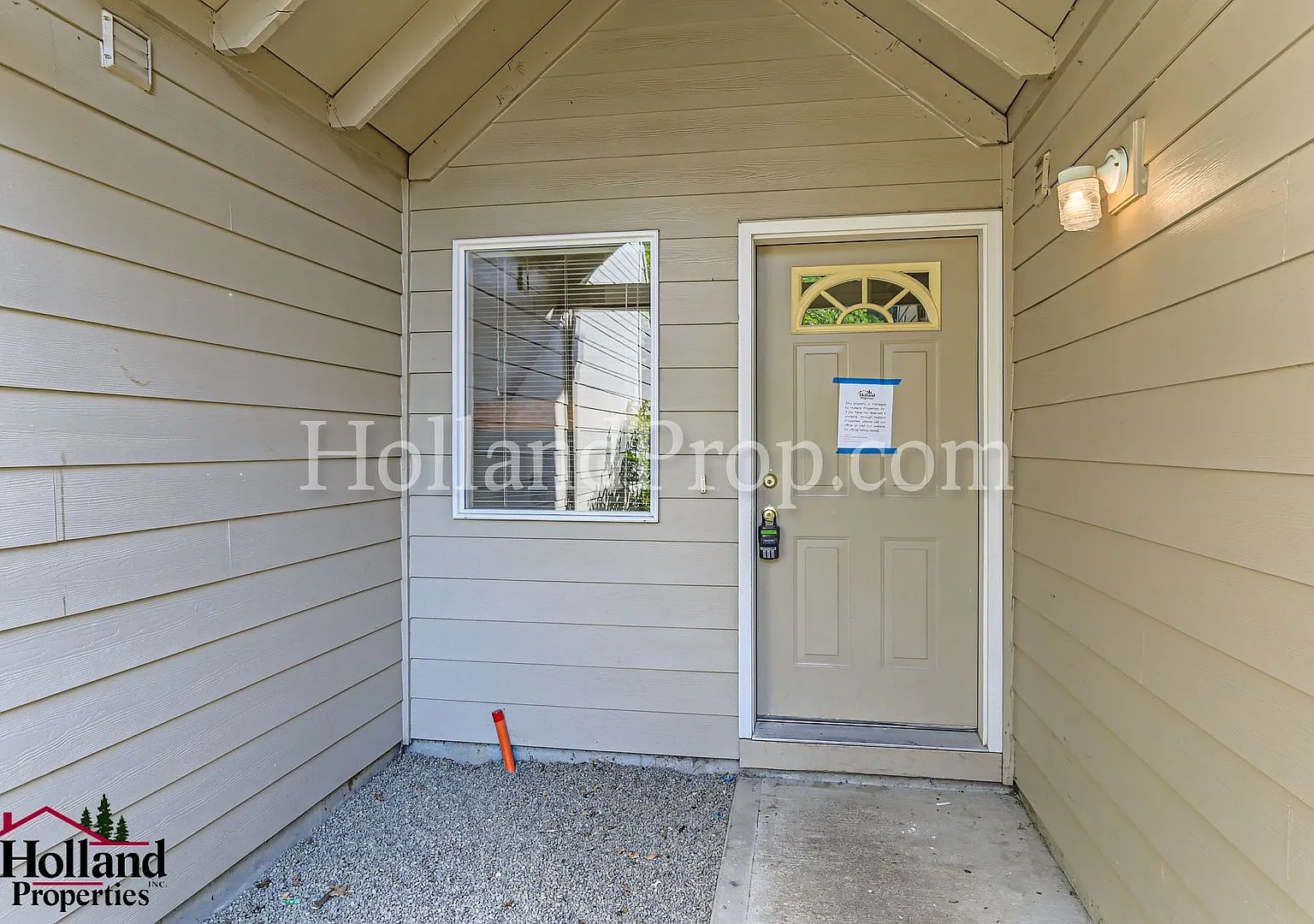 Charming 3-Bedroom Townhome Near Downtown Canby! New Price $1,850 — Photo 3