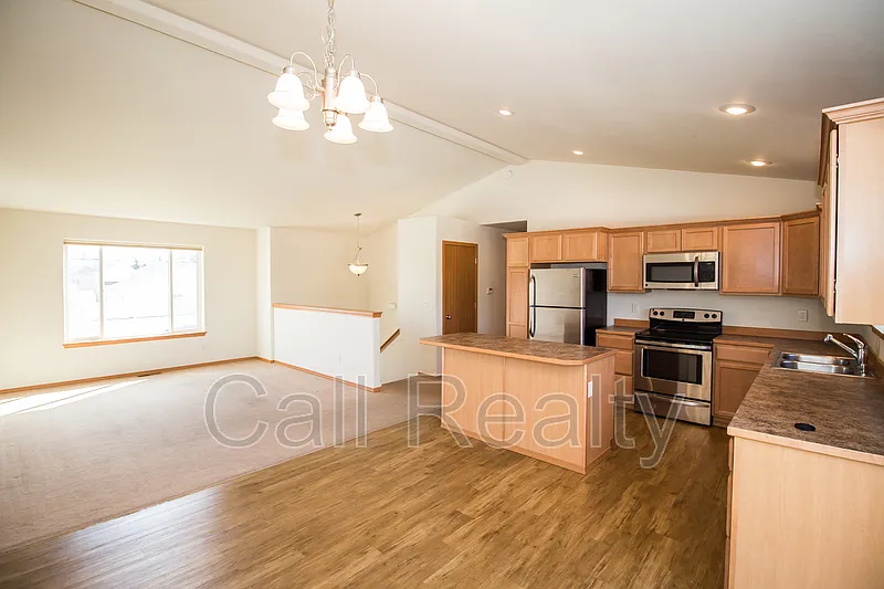 4 bed, 3.0 bath, 2025 sqft, $2,500 — Photo 4
