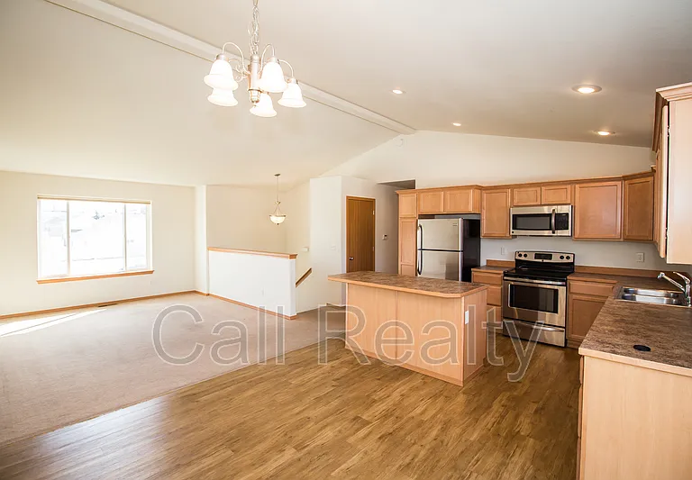 2105 N Eden St — Photo 4