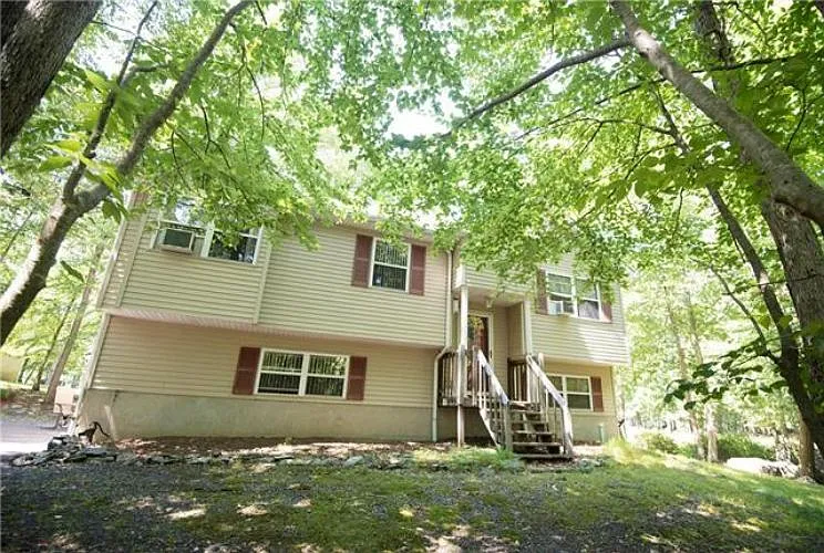 1215 Hunters Woods Dr photo 1