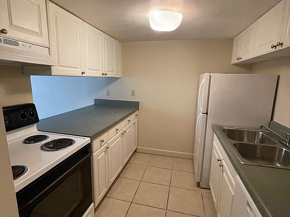 3rd image of 2729 Hidden Lake Blvd Unit B