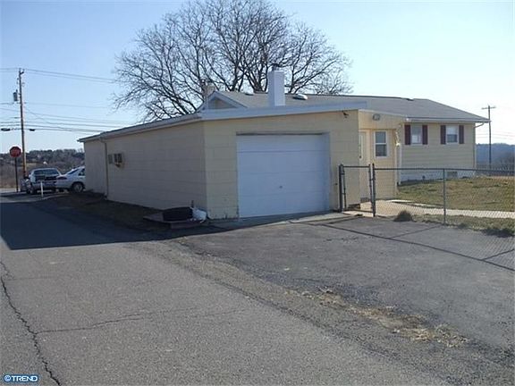 5th image of 4452 Laurel Dr