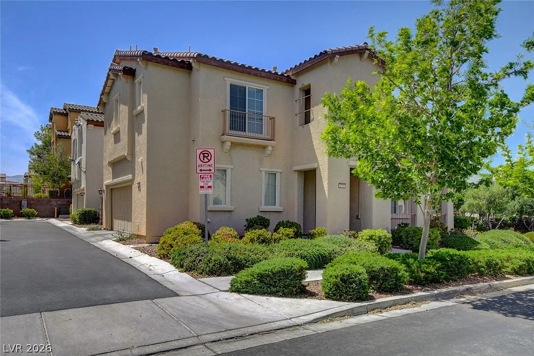 3 bed, 2.5 bath, 1942 sqft, $2,495 — Photo 3
