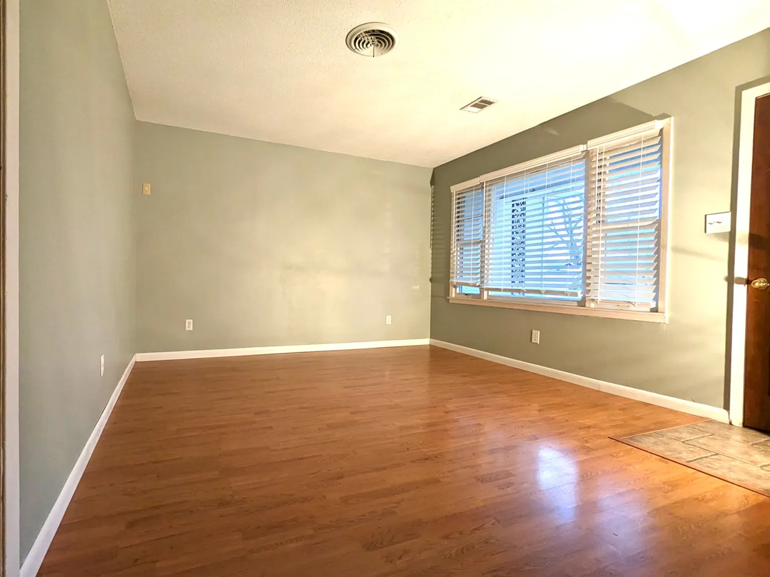 3 bed, 1.5 bath, 960 sqft, $1,200 — Photo 3