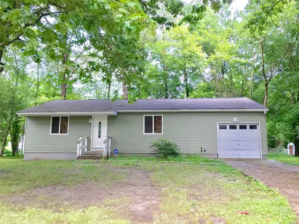 1 Gray Ave, Middle Island, NY 11953