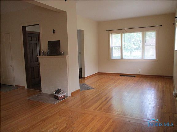 5th image of 933 Leonard St