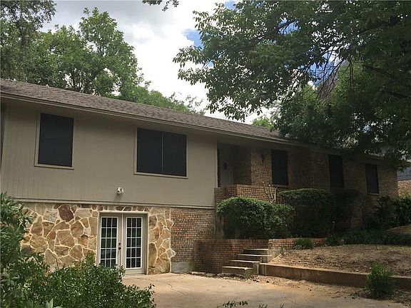 3rd image of 1305 Blanton Dr