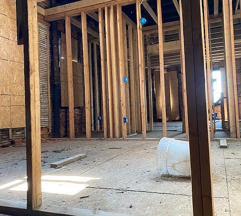 4th image of 2101 W Ontario St