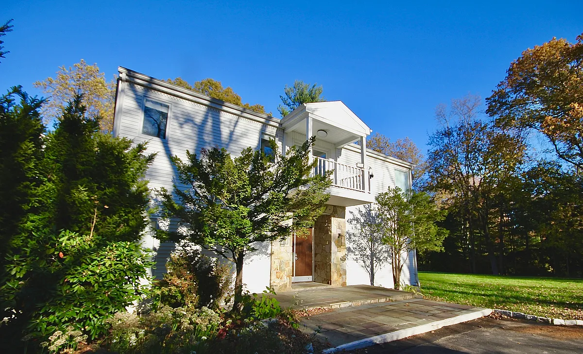 Building Photo - 106 Comstock Hill Ave #A