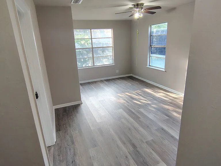 625 W Avenue D — Photo 6