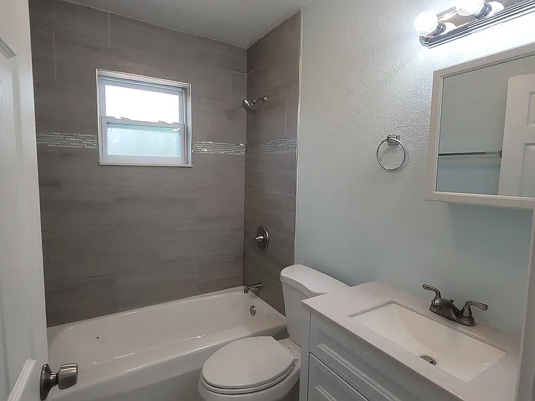 513 Hollyhock Ln — Photo 6