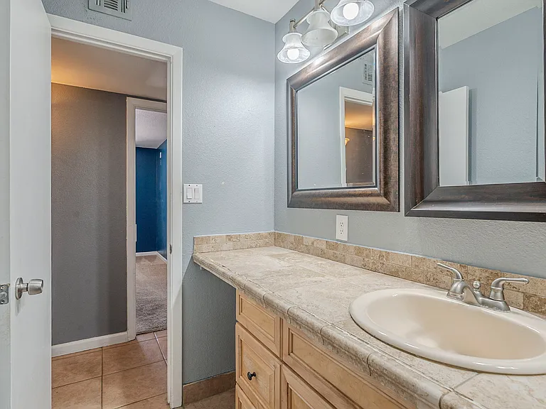 3236 S Kenwood Ln — Photo 32