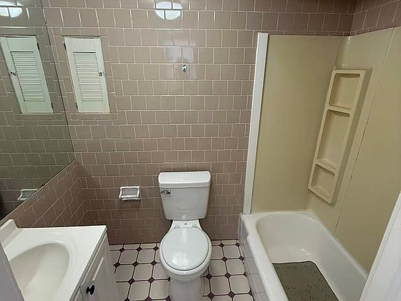 5th image of 1644 Broad St APT B1