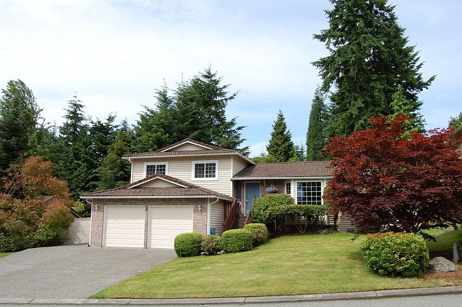 Tile Roofed on 1/4 Acre !