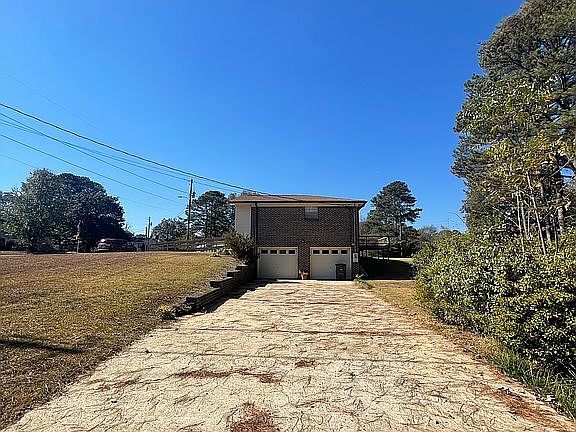 4th image of 2620 Linda Cir